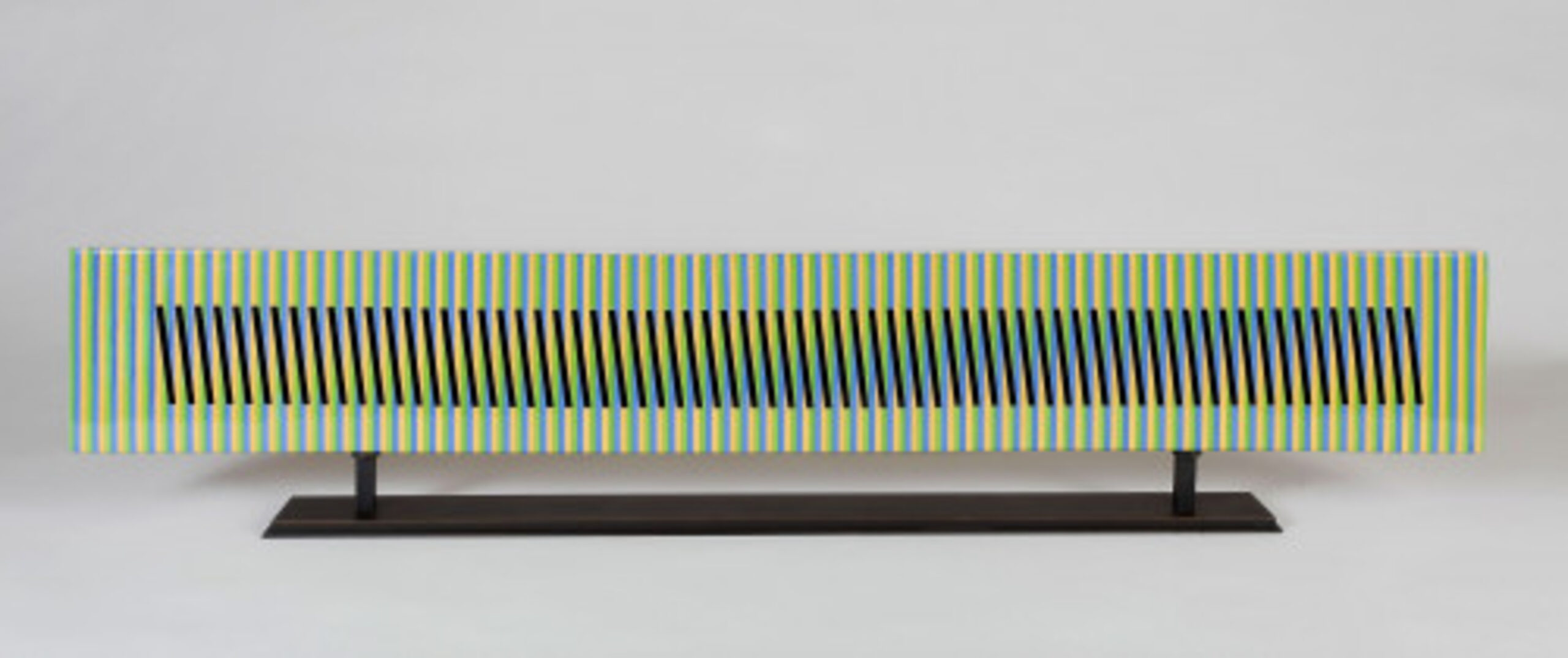 Stèle horizontale 9 by Carlos Cruz-Diez