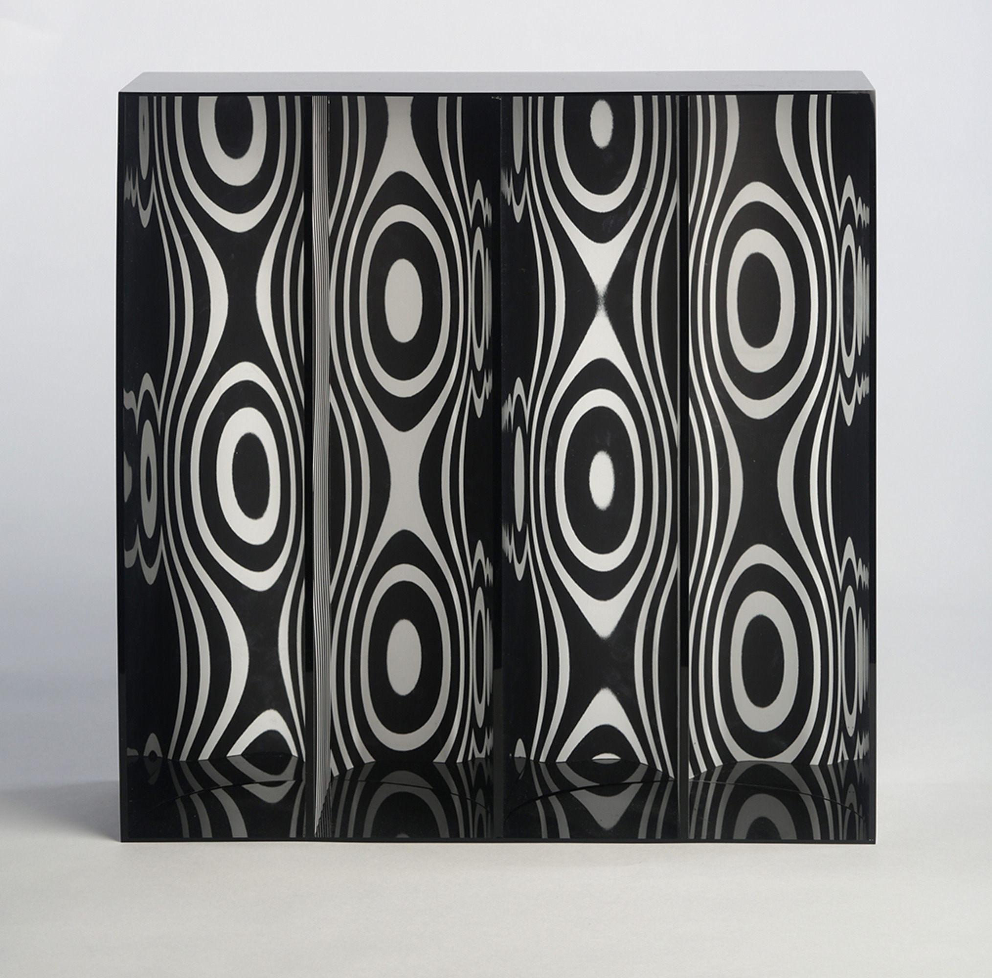 Ondes par déplacement du spectateur by Julio Le Parc