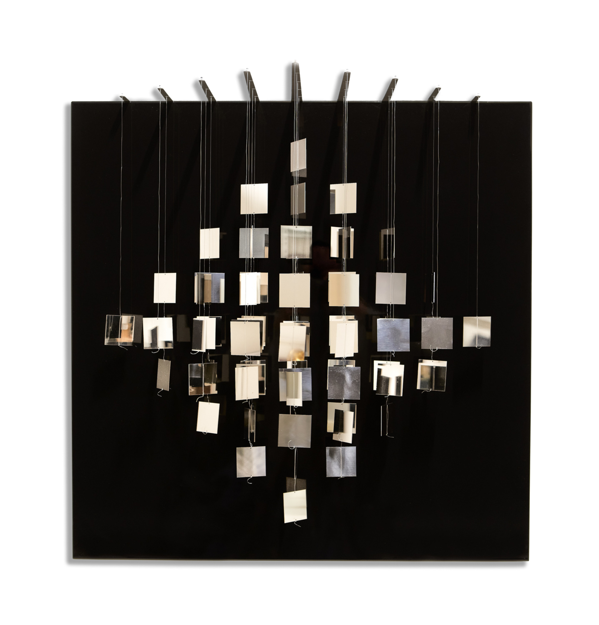 Poyedre Virtuel sur noir by Julio Le Parc