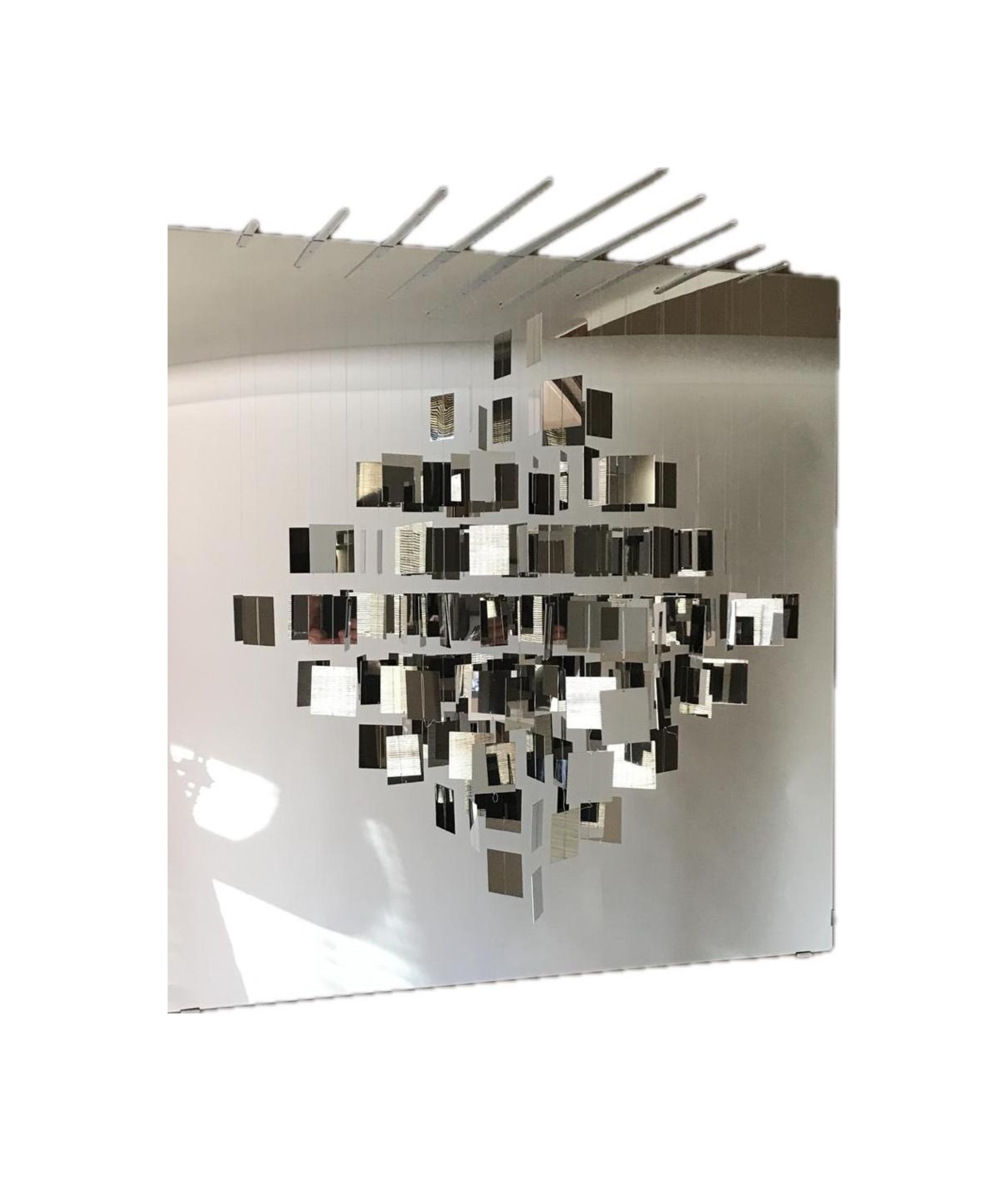 Poyedre Virtuel sur mirroir by Julio Le Parc